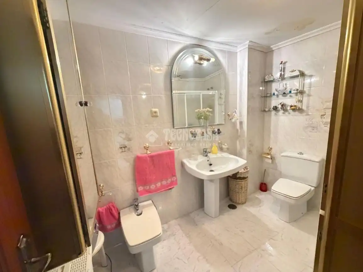 Bathroom of Flat for sale in Sevilla  with Air Conditioner