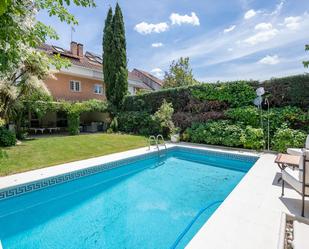 Piscina de Casa adosada en venda en Majadahonda amb Calefacció, Jardí privat i Terrassa