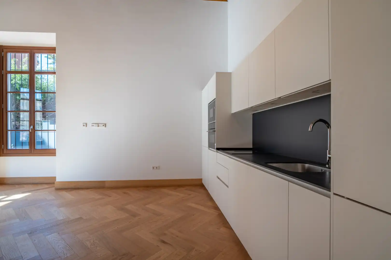 Cuina de Apartament en venda en Málaga amb Jardí privat, Piscina i Piscina comunitària