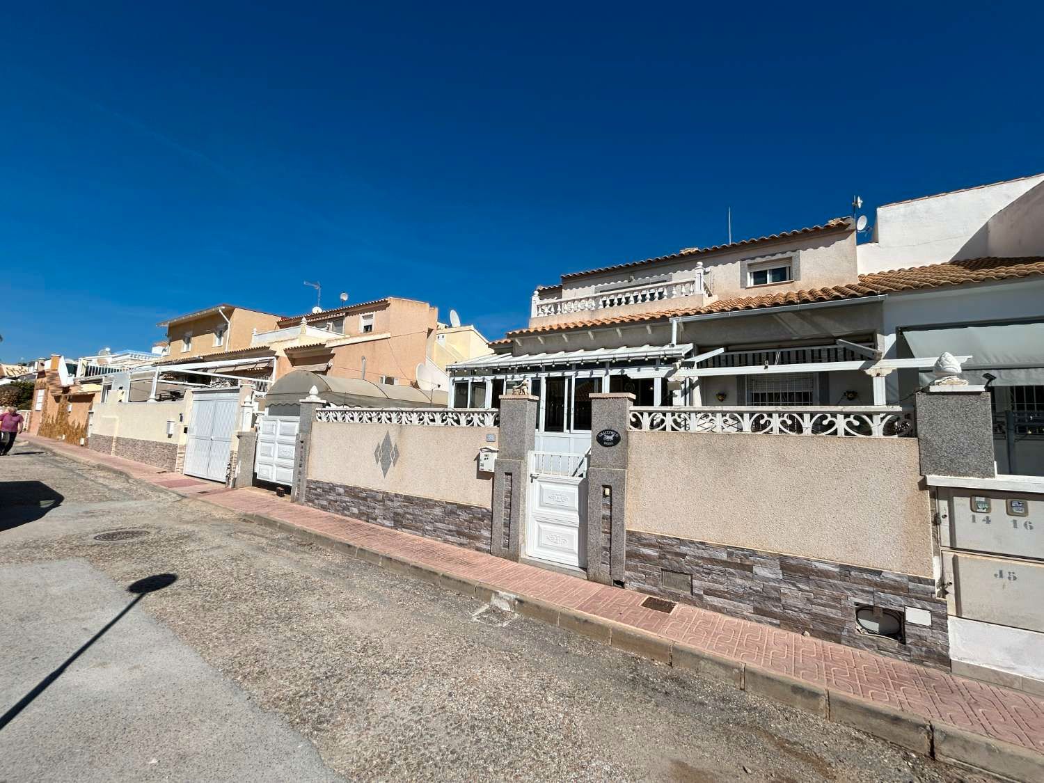 Vista exterior de Casa adosada en venta en Orihuela con Terraza, Trastero y Internet