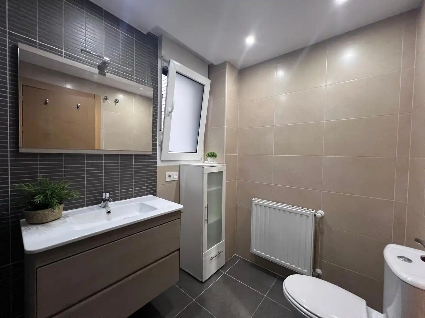 Baño de Piso de alquiler en Oviedo  con Calefacción, Terraza y Trastero