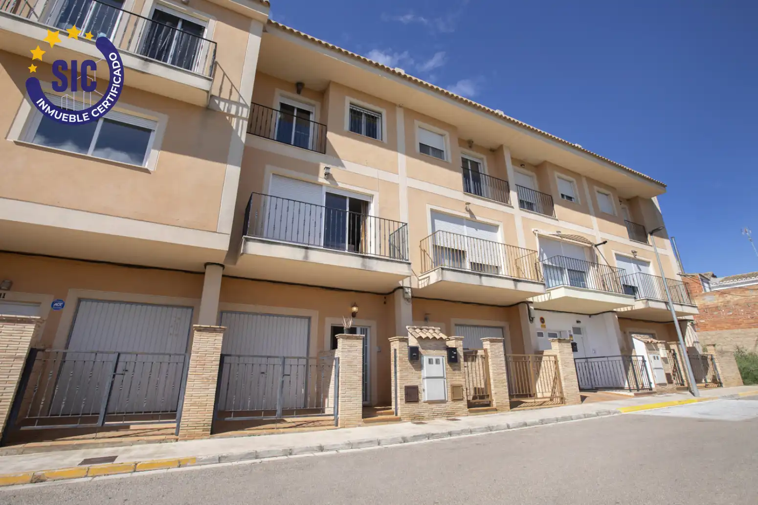 Vista exterior de Casa adosada en venta en Llombai con Calefacción, Terraza y Balcón