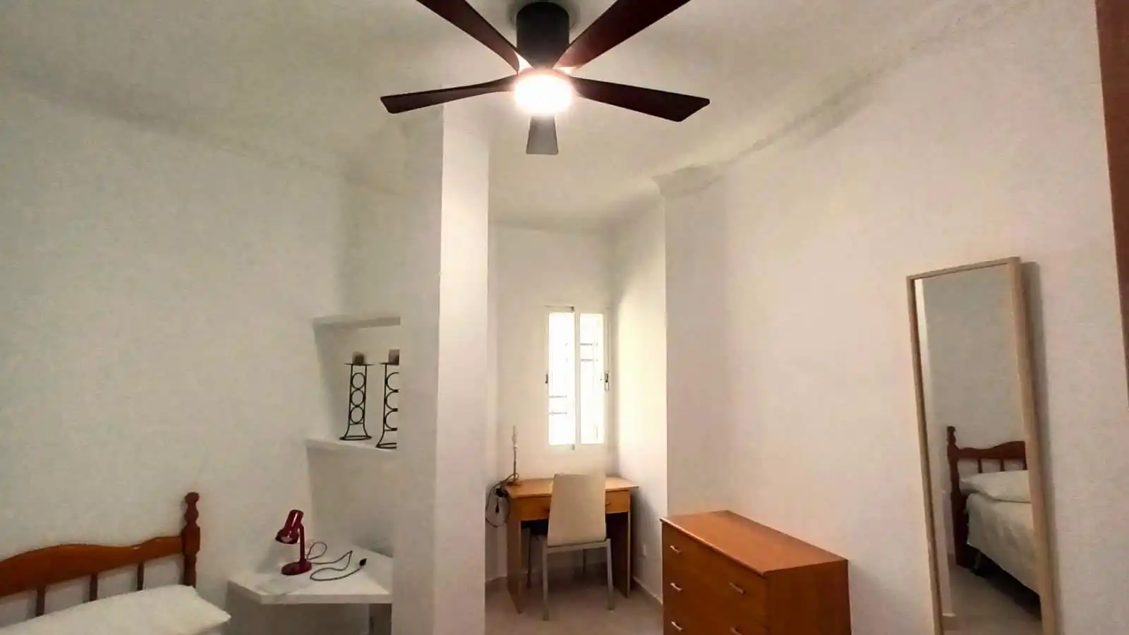Habitación de Piso de alquiler en Valencia con Aire acondicionado y Amueblado