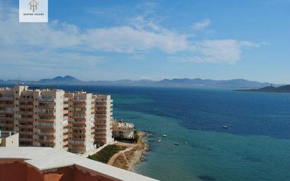 Vista exterior de Àtic en venda en La Manga del Mar Menor amb Aire condicionat, Calefacció i Jardí privat