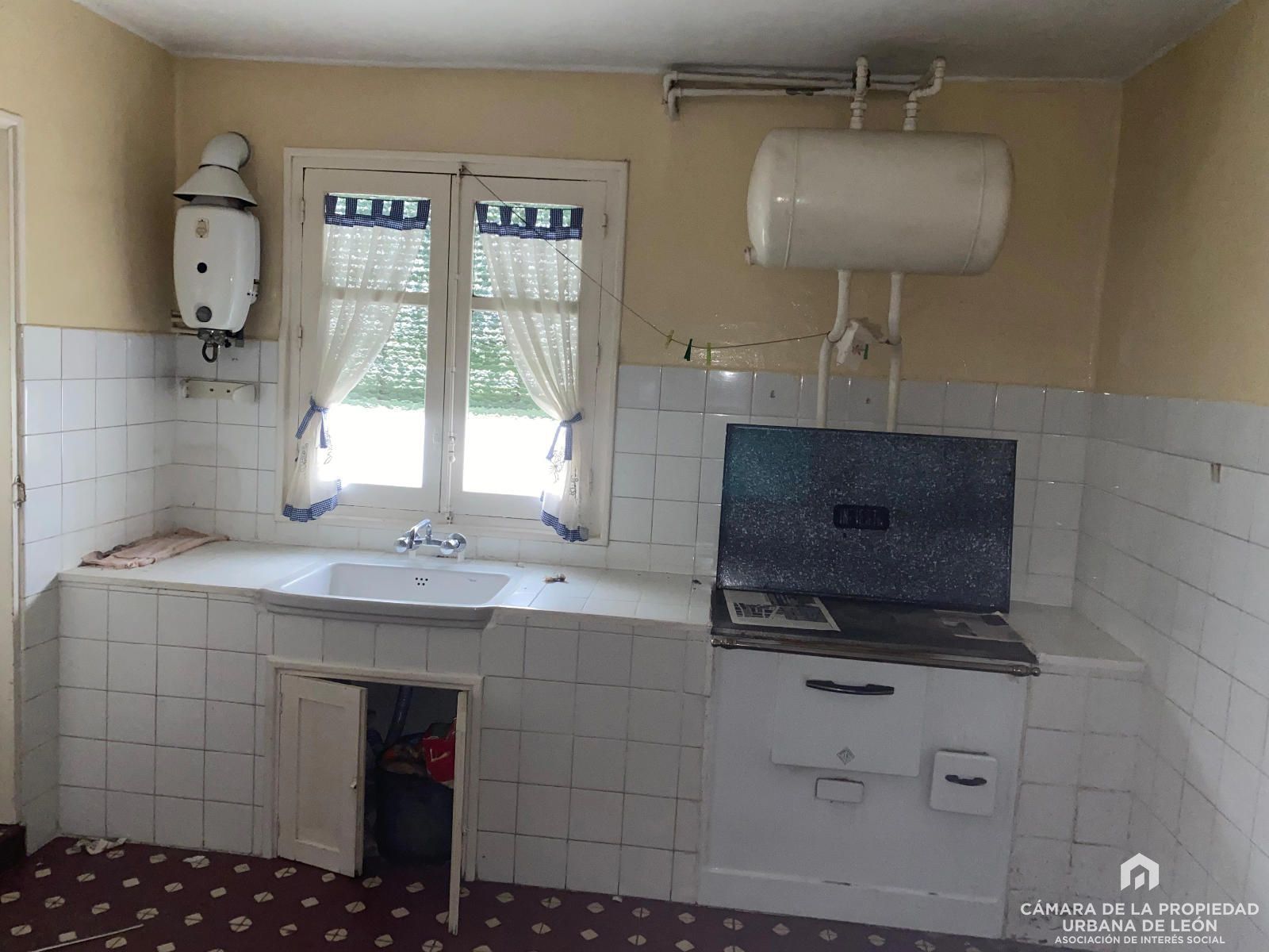 Kitchen of Flat for sale in León Capital 