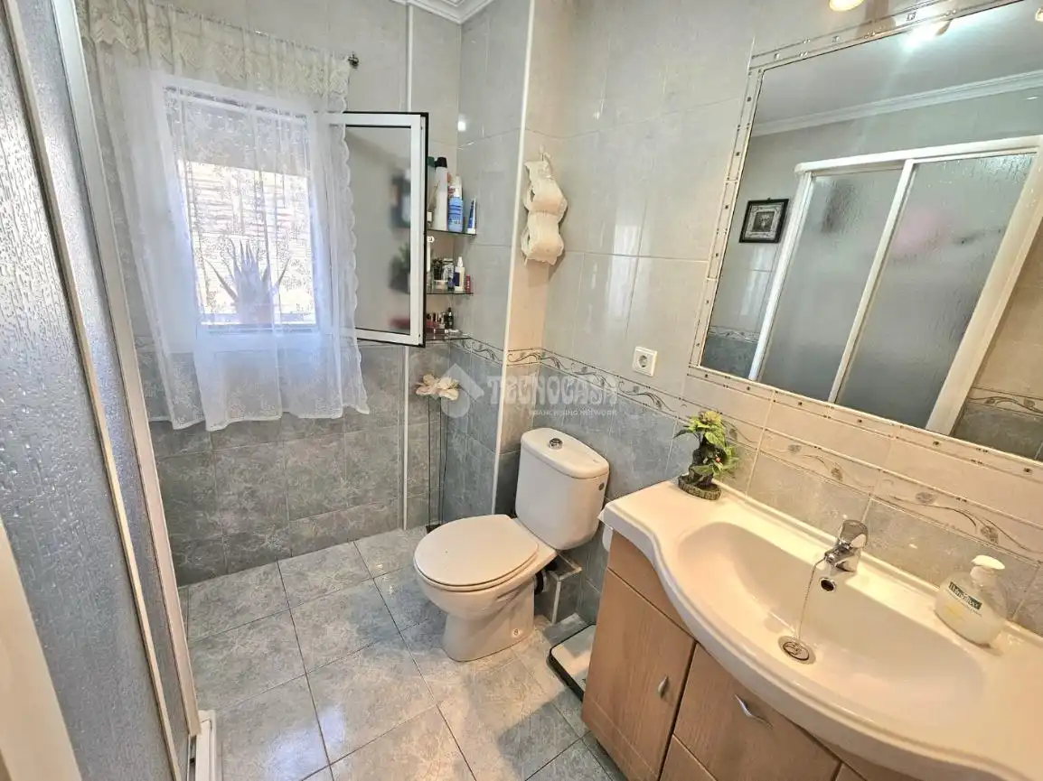 Bathroom of Flat for sale in Mairena del Aljarafe