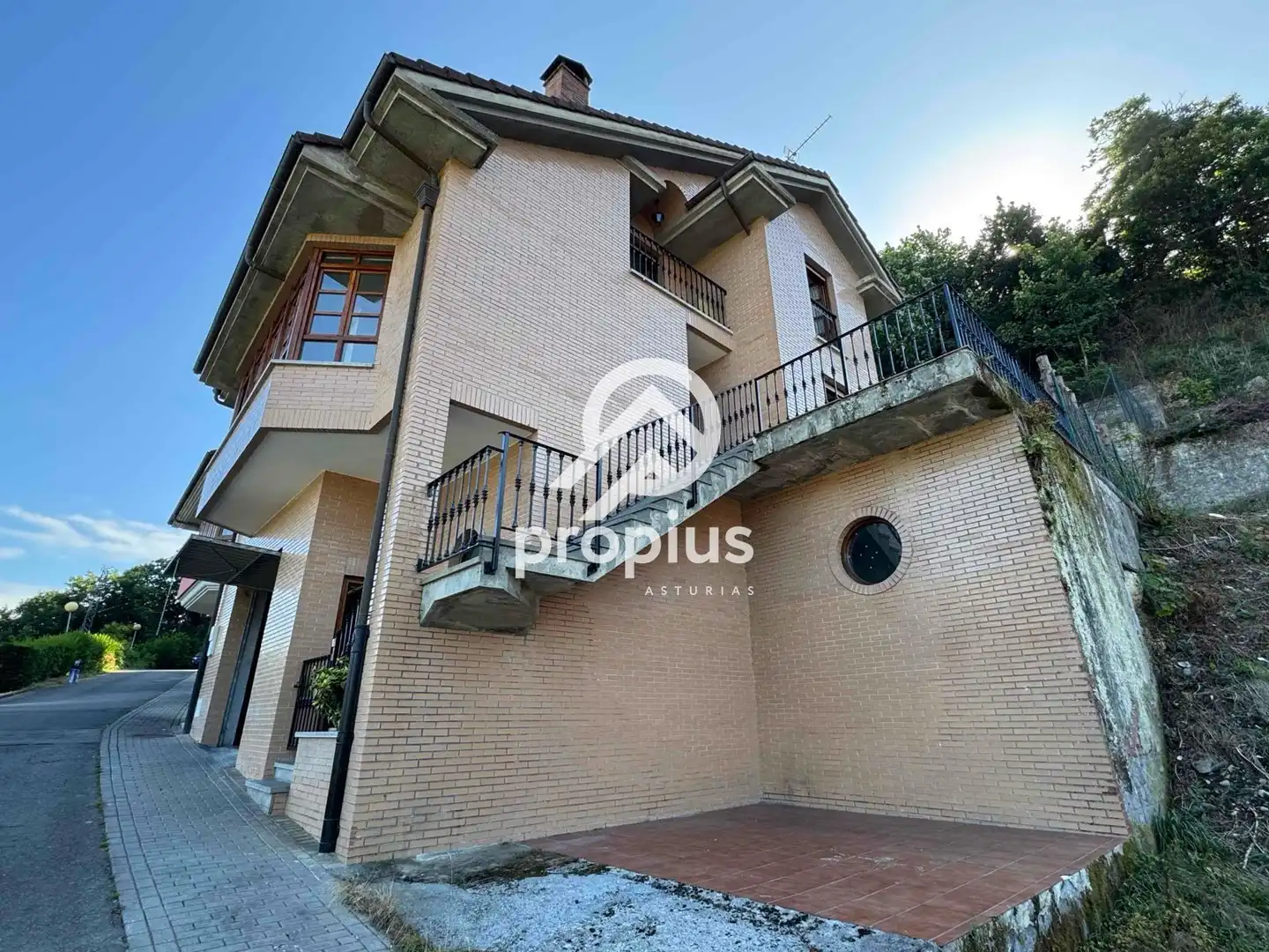 Vista exterior de Casa adosada en venta en Piloña con Calefacción, Jardín privado y Parquet
