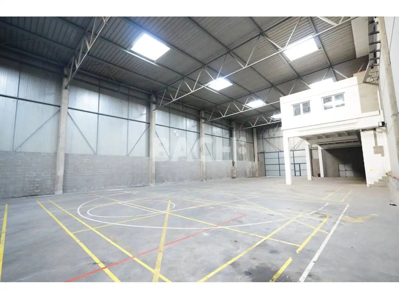 Industrial buildings for rent in Vic