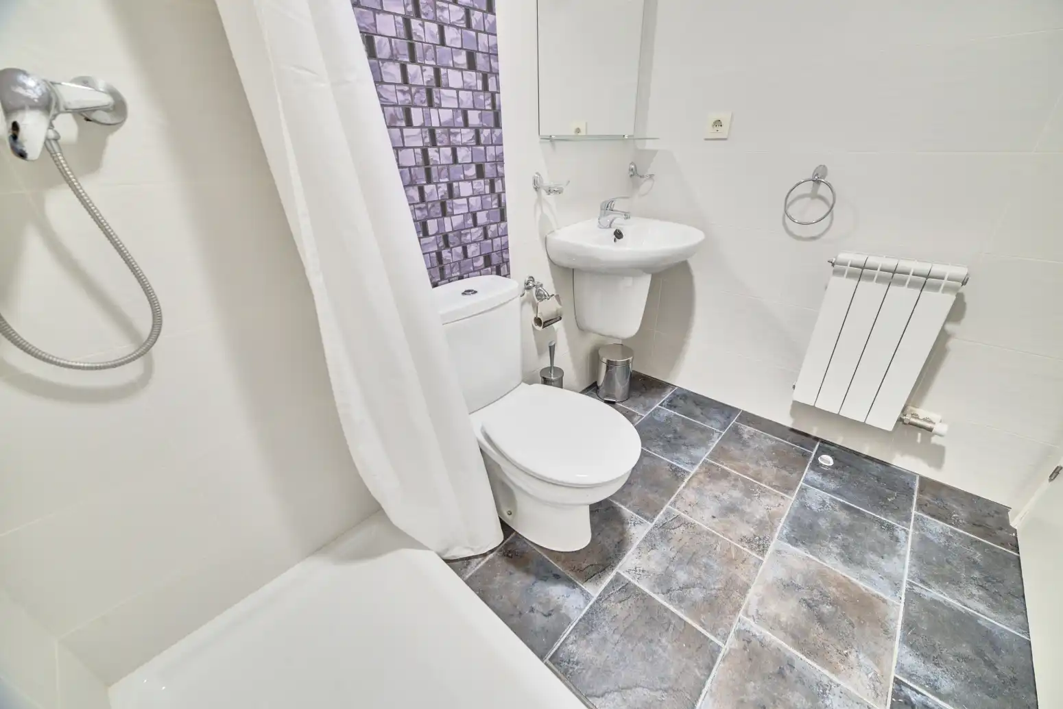 Badezimmer von Dachboden zum Verkauf in Undués de Lerda mit Heizung, Parkett und Terrasse