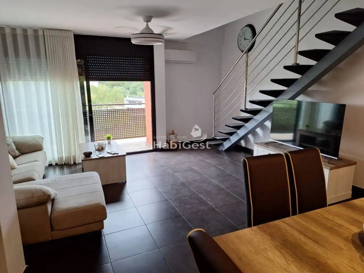 Wohnzimmer von Maisonette zum Verkauf in Sils mit Klimaanlage, Terrasse und Gemeinschaftspool