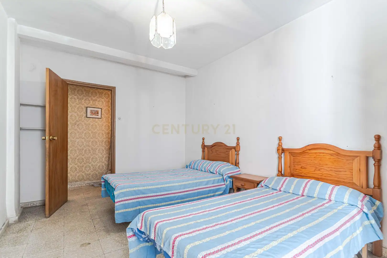 Dormitori de Apartament en venda en Granada amb Balcó