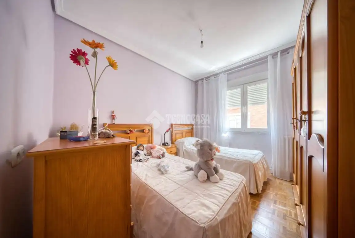 Bedroom of Flat for sale in Valladolid  with Heating, Parquet flooring and Furnished
