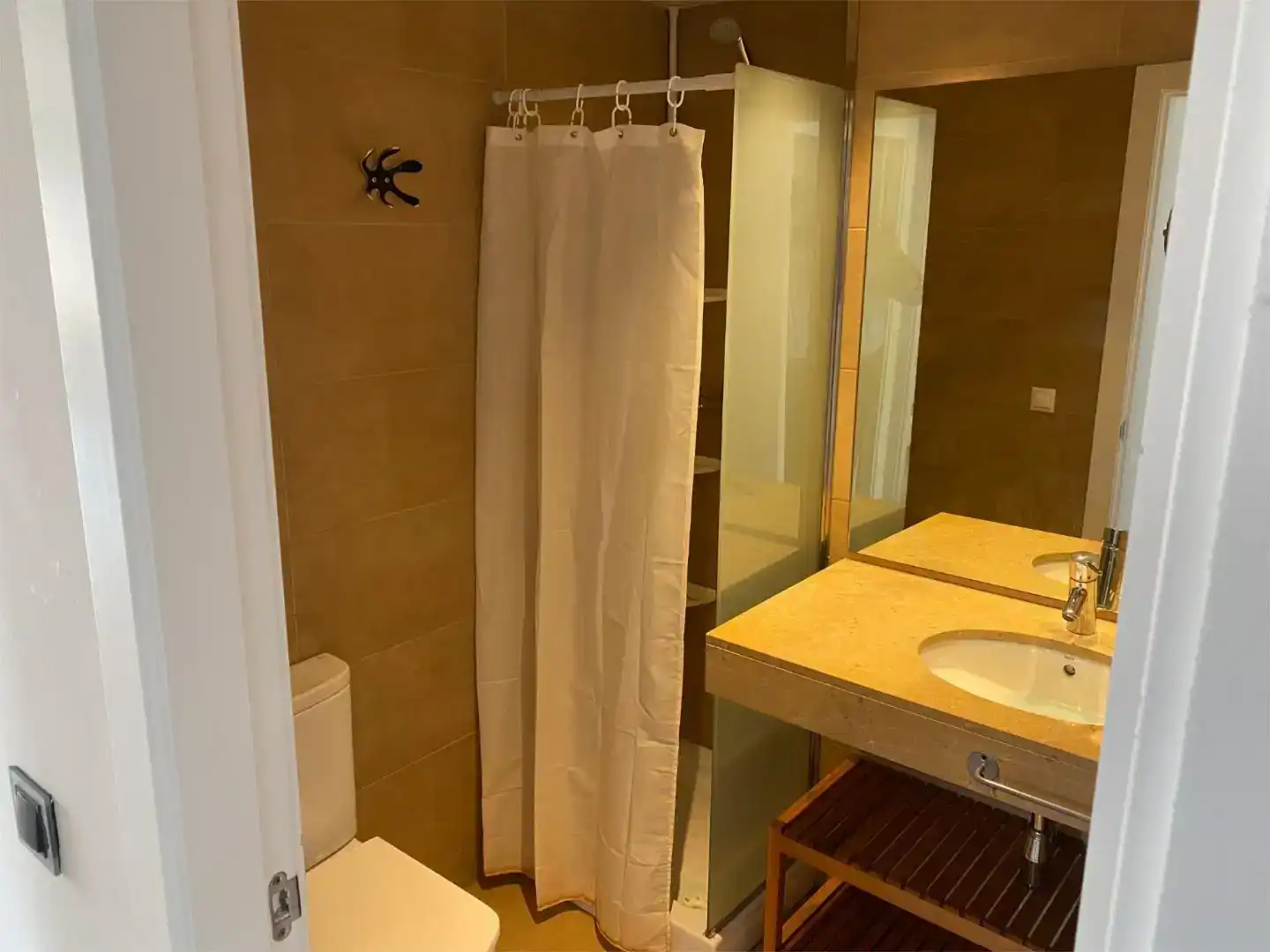 Badezimmer von Wohnung zum Verkauf in Lleida mit Klimaanlage, Privatgarten und Parkett