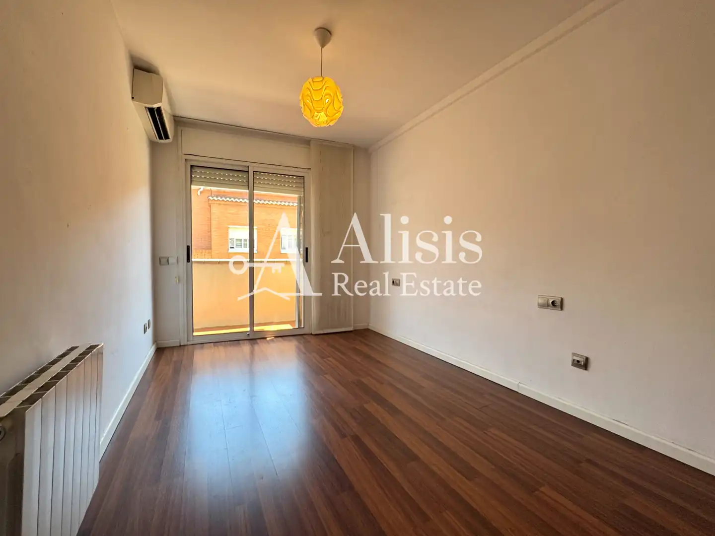 Schlafzimmer von Einfamilien-Reihenhaus zum Verkauf in Pallejà mit Klimaanlage, Heizung und Terrasse