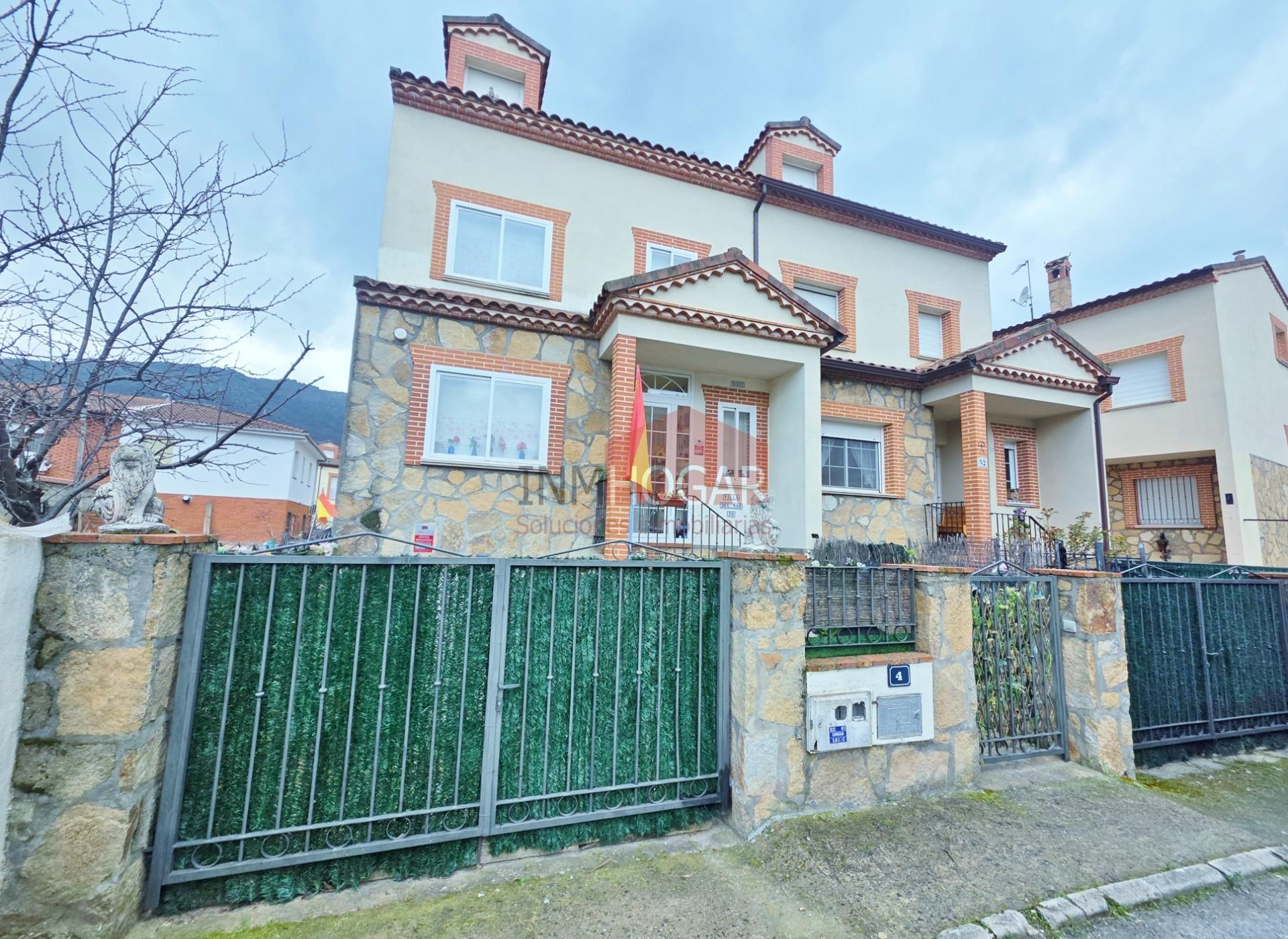 Vista exterior de Casa adosada en venta en Navaluenga con Jardín privado
