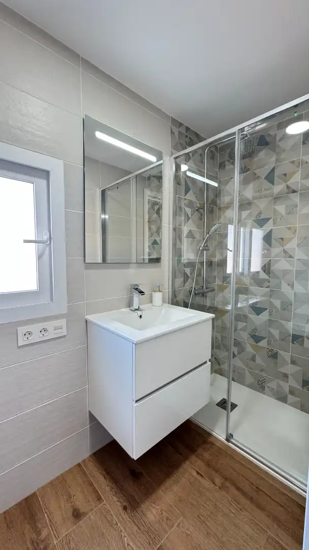 Badezimmer von Wohnung zur Miete in Motril mit Klimaanlage, Parkett und Terrasse
