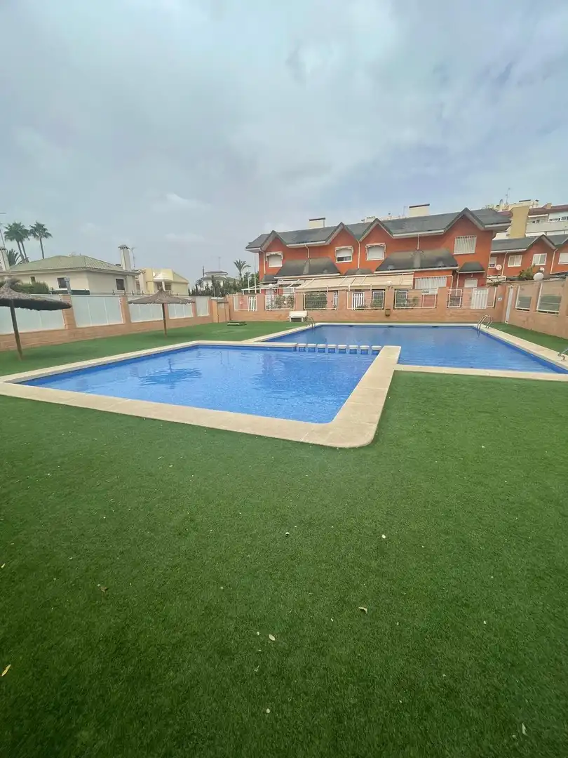 Piscina de Casa adosada en venda en Elche / Elx amb Aire condicionat, Calefacció i Jardí privat