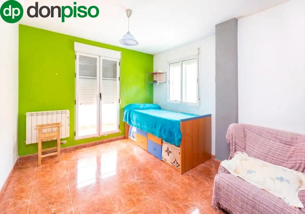 Habitación de Casa adosada en venta en Cenes de la Vega con Calefacción y Terraza