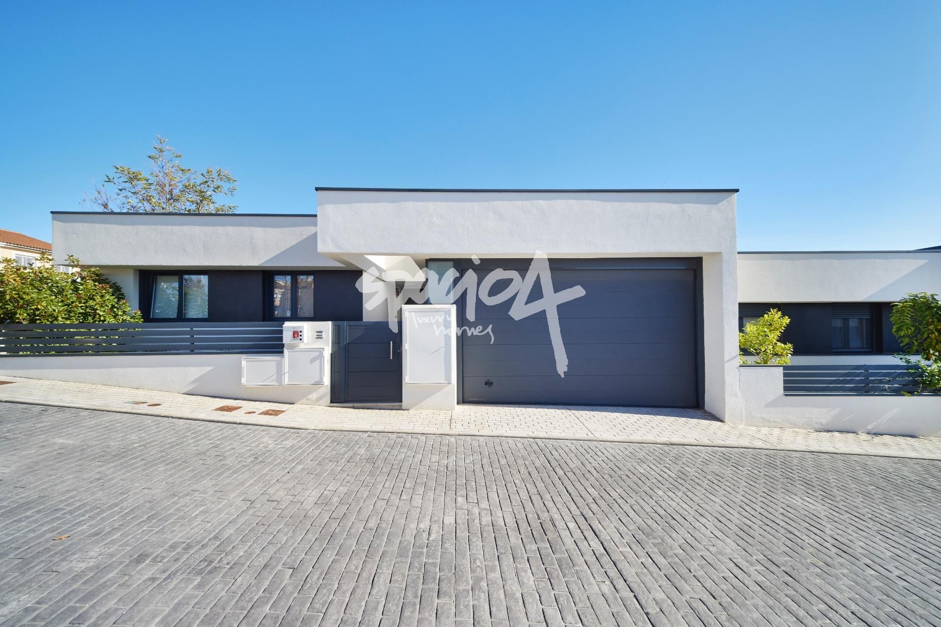 Vista exterior de Casa o xalet en venda en  Toledo Capital amb Calefacció, Jardí privat i Alarma