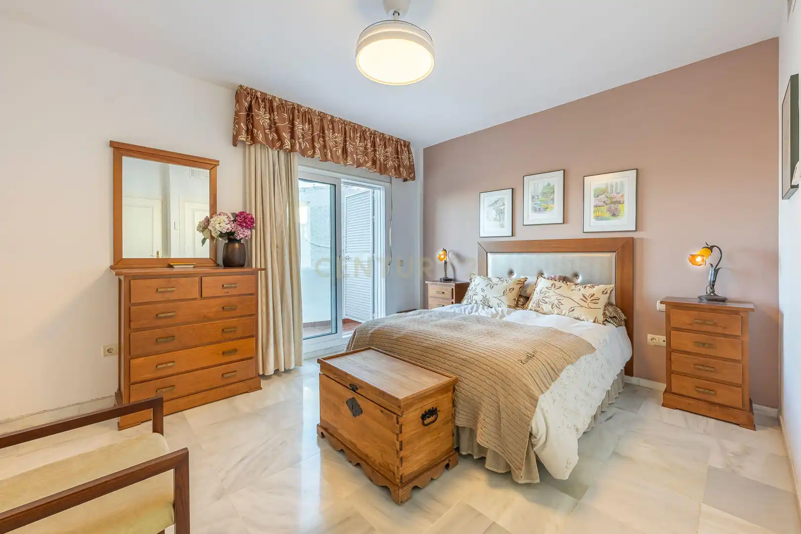 Habitación de Casa adosada en venta en Estepona con Aire acondicionado, Trastero y Piscina comunitaria
