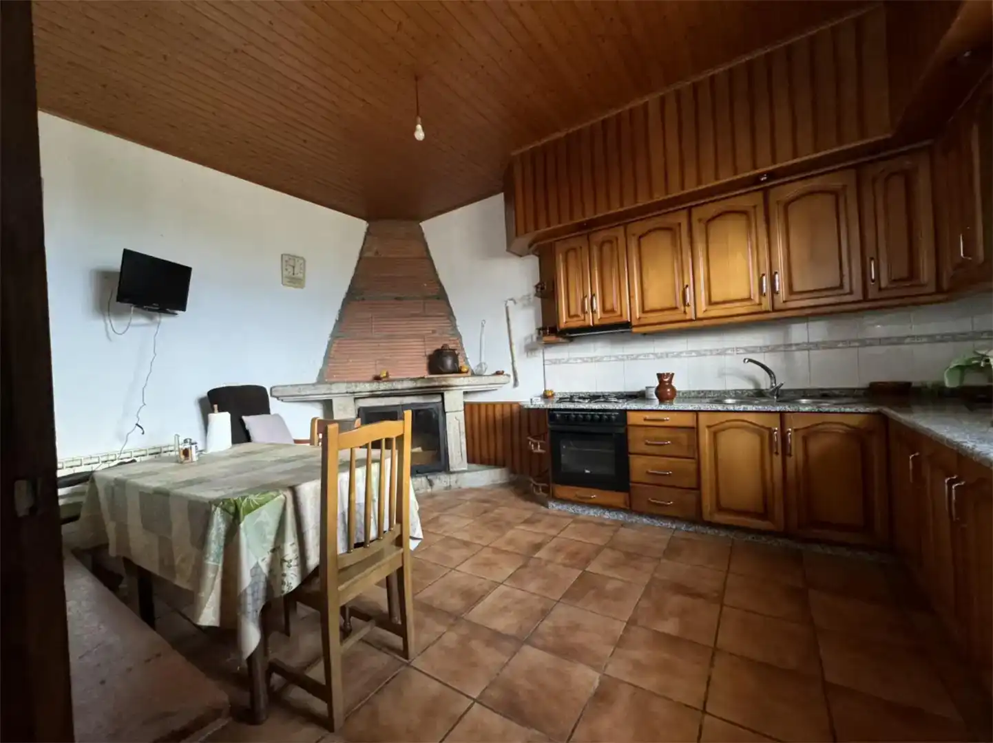 Cuina de Casa o xalet en venda en Castro Caldelas amb Jardí privat, Traster i Moblat