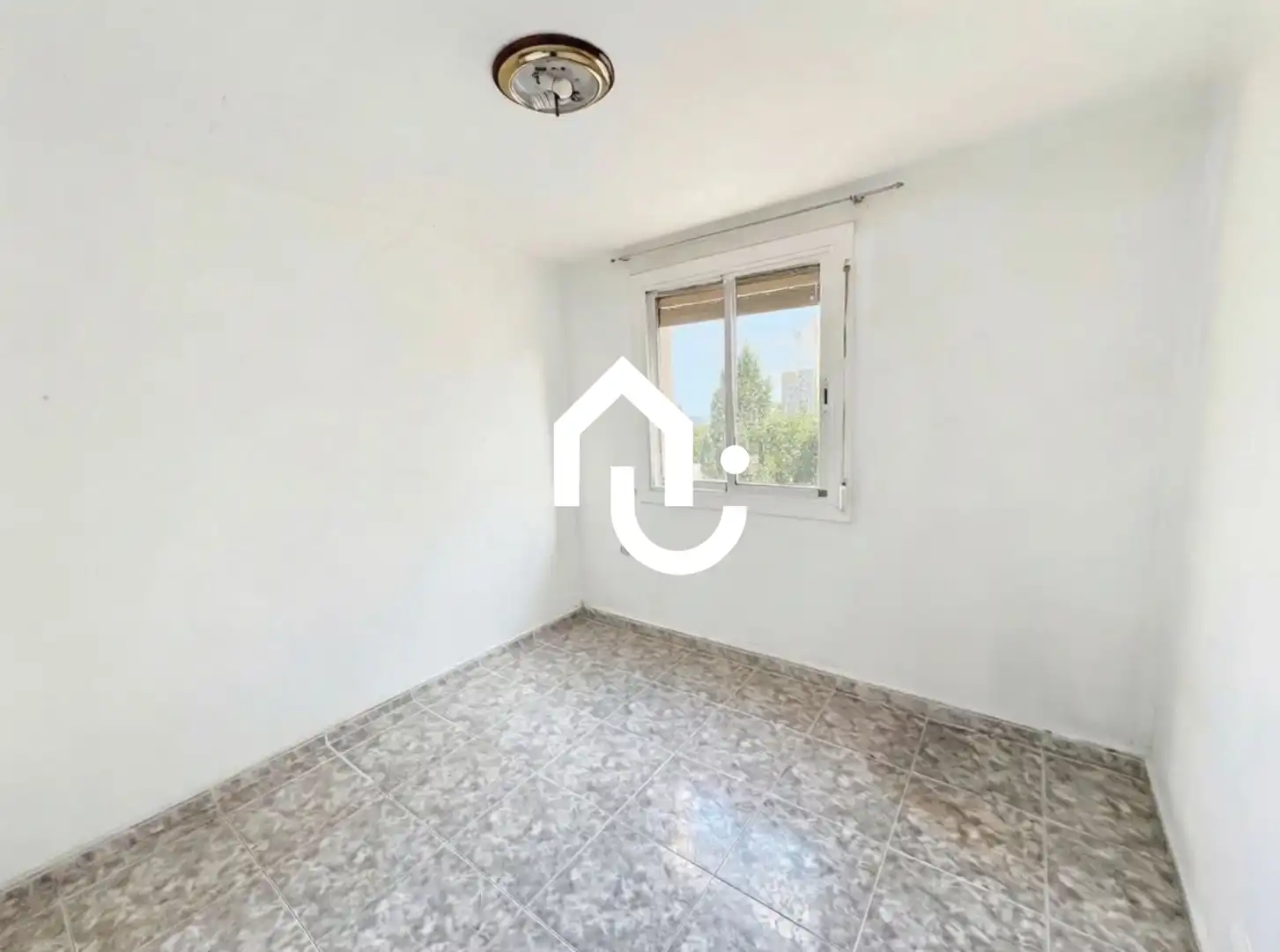 Habitación de Piso en venta en Santa Coloma de Gramenet con Balcón