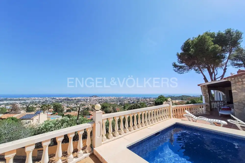 Vista exterior de Casa o xalet en venda en Dénia amb Aire condicionat, Calefacció i Jardí privat
