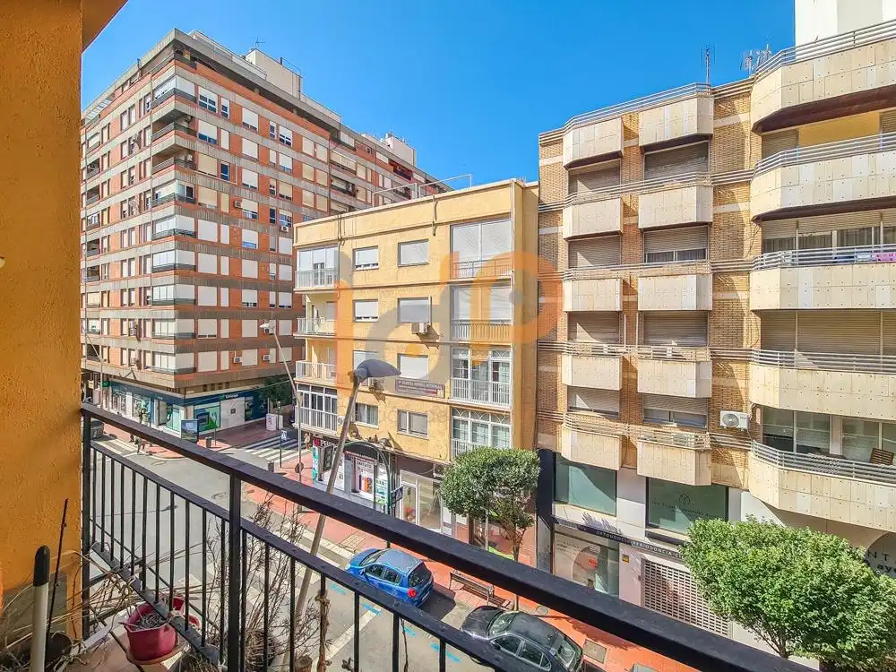 Vista exterior de Pis en venda en Almería amb Balcó