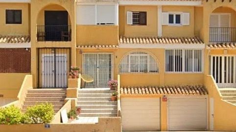 Casa con piscina comunitaria, en la provincia de Alicante, en la ciudad de Orihuela Costa. 3 habitaciones | 162 m² | 1 kilómetro d