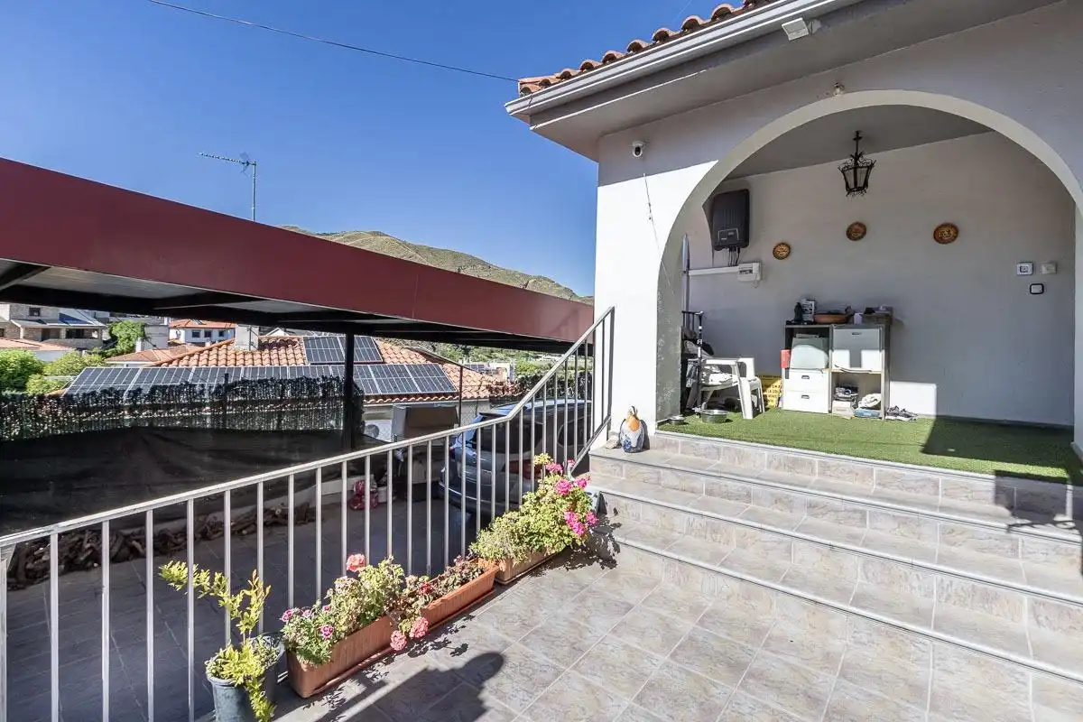 Vista exterior de Casa o xalet en venda en Pinos Genil amb Aire condicionat, Calefacció i Jardí privat