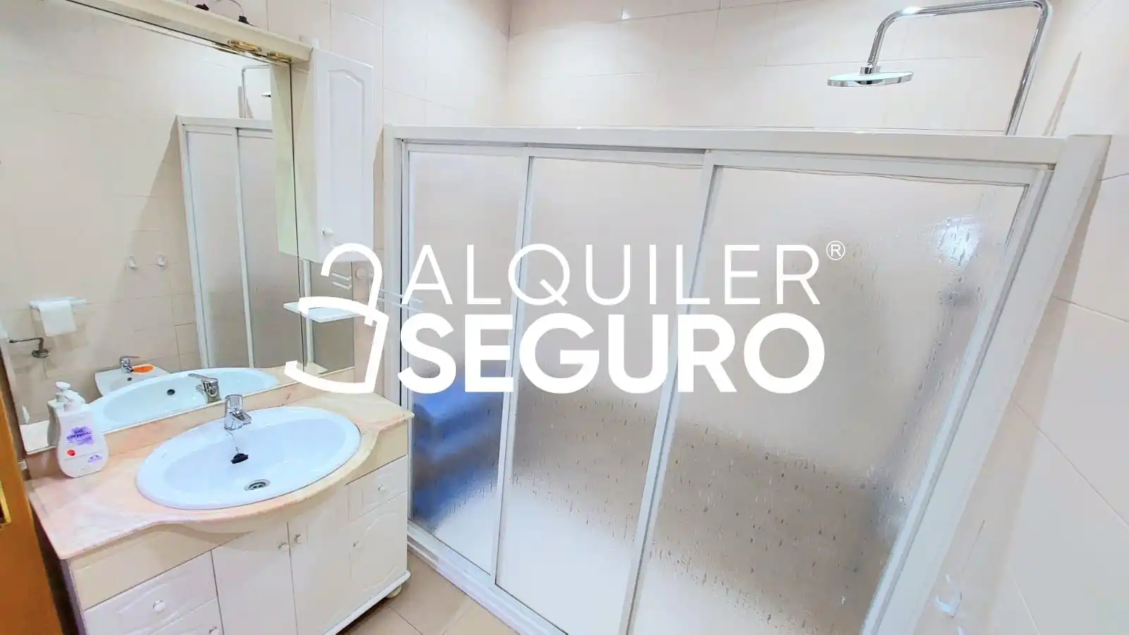 Bathroom of Flat for rent in Madrid  with Air Conditioner, Heating and Furnished