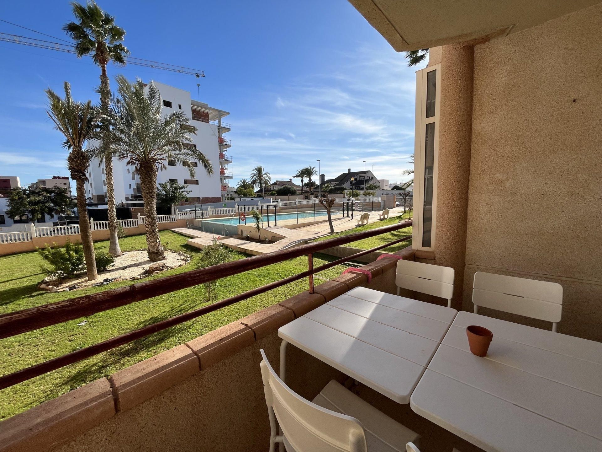 Vista exterior de Estudi en venda en Pilar de la Horadada amb Jardí privat, Terrassa i Piscina comunitària
