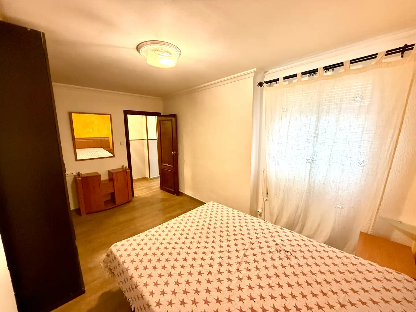 Schlafzimmer von Wohnung zum Verkauf in San Juan de Aznalfarache mit Klimaanlage und Ofen