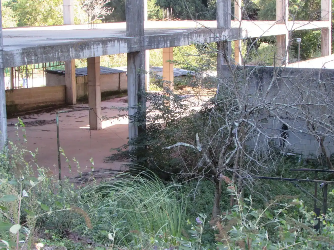 Garten von Fabrikhallen zum Verkauf in Oleiros