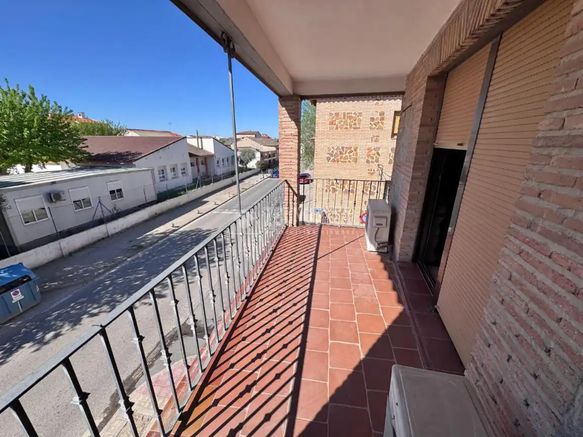 Vista exterior de Casa adosada en venta en Yepes con Calefacción