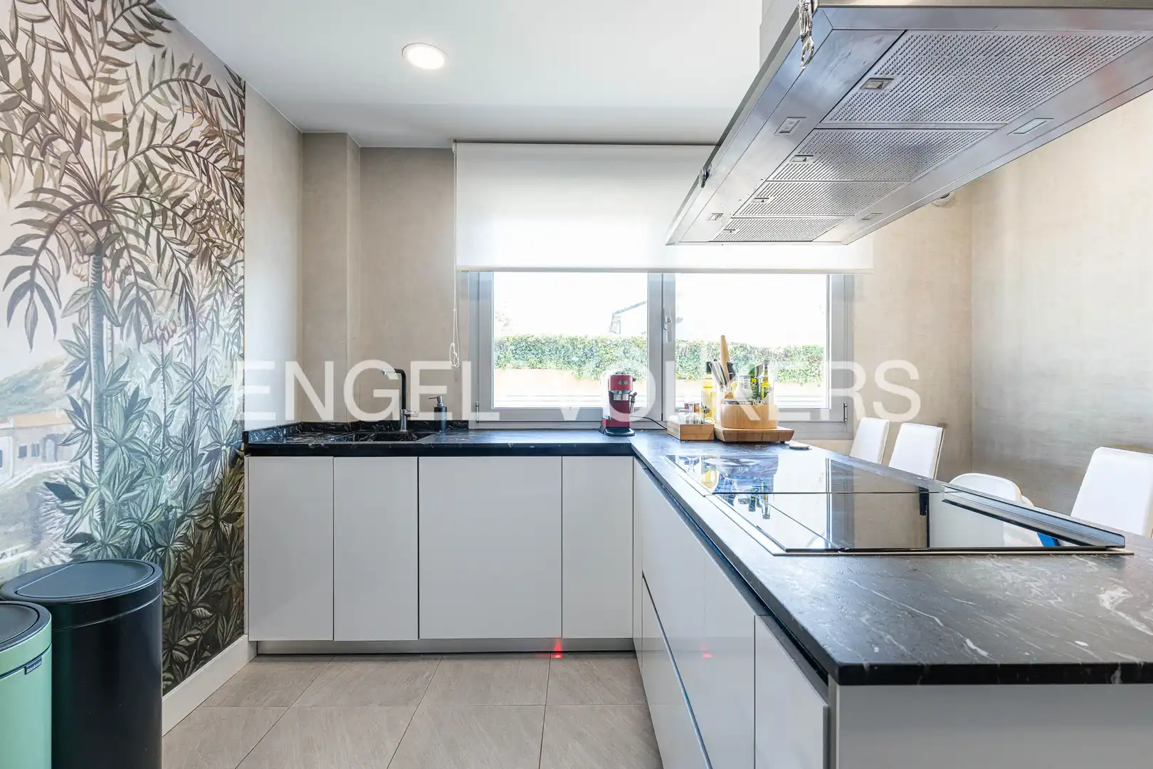 Cocina de Casa adosada en venta en Pozuelo de Alarcón con Aire acondicionado, Calefacción y Jardín privado