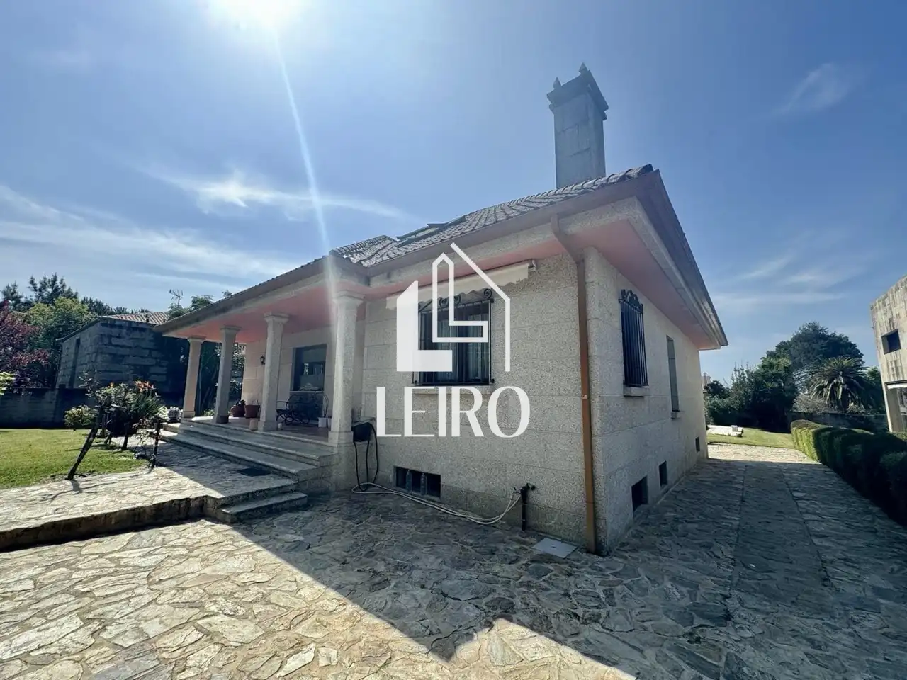 Vista exterior de Casa o xalet en venda en Vilagarcía de Arousa amb Calefacció, Jardí privat i Parquet
