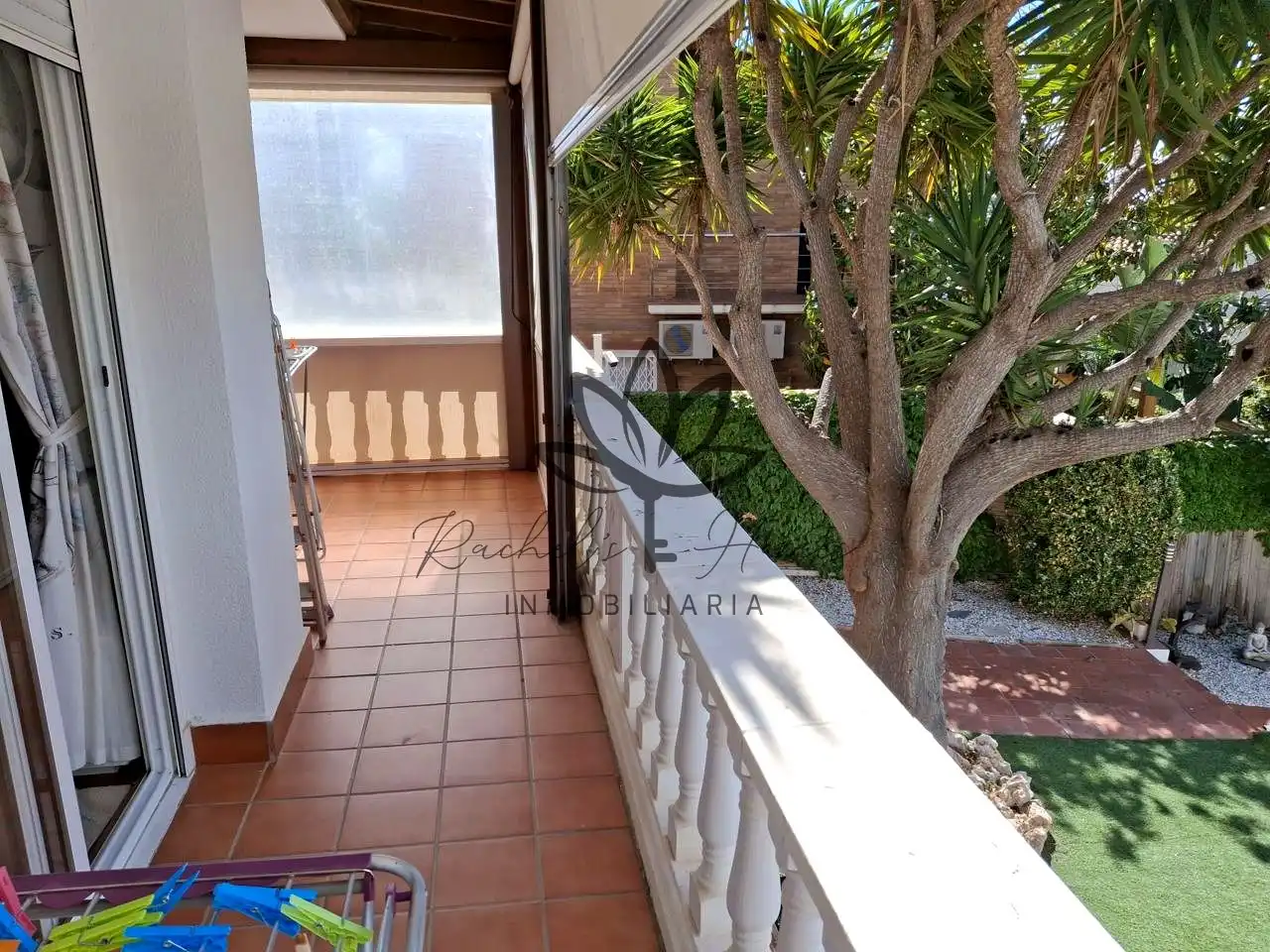 Terrasse von Einfamilien-Reihenhaus zum Verkauf in Castelldefels mit Klimaanlage, Heizung und Privatgarten