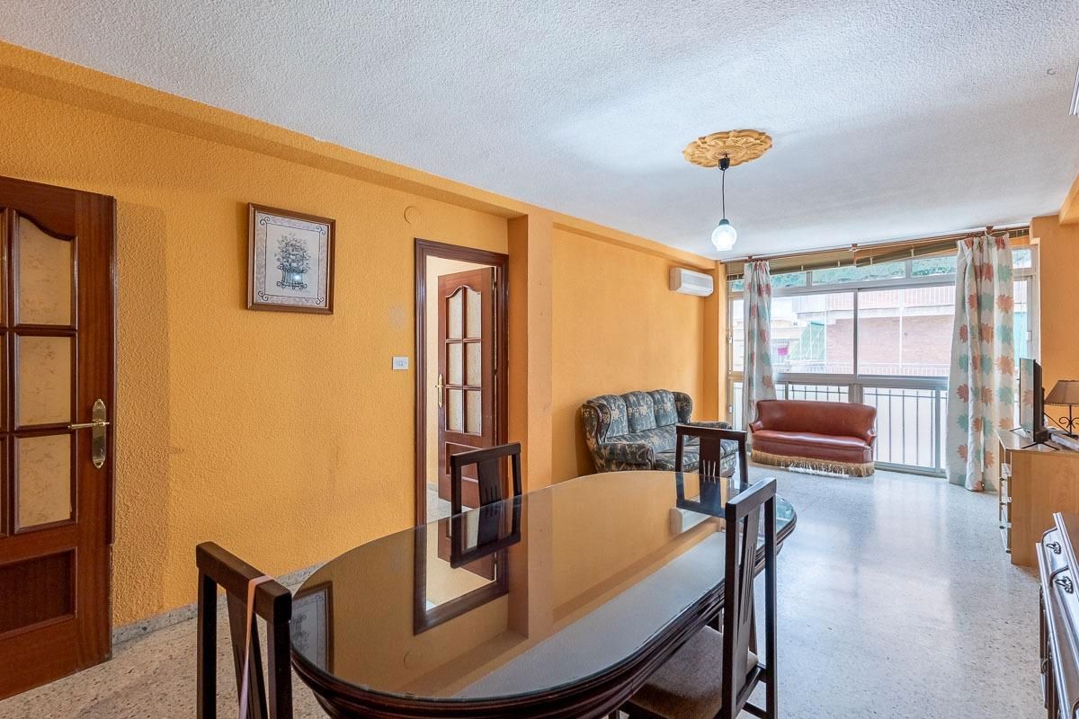 Dormitori de Pis en venda en  Granada Capital amb Aire condicionat i Moblat