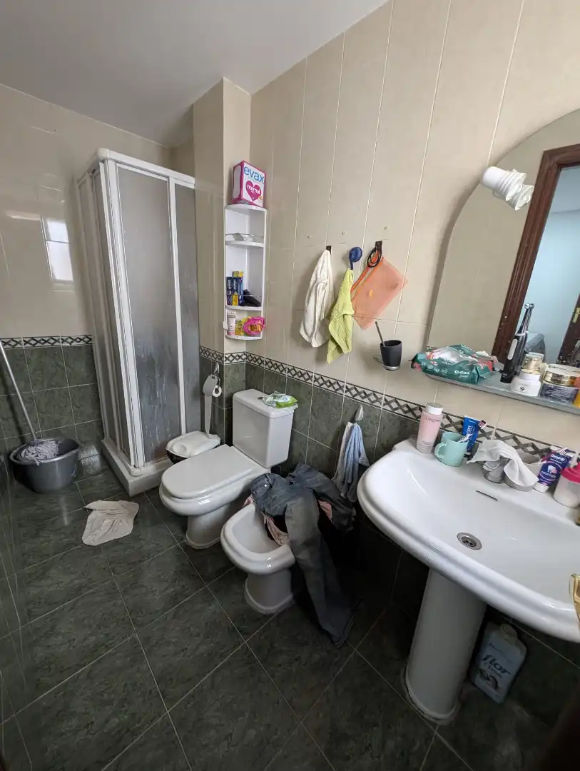 Badezimmer von Wohnung zum Verkauf in Lucena mit Klimaanlage, Privatgarten und Terrasse