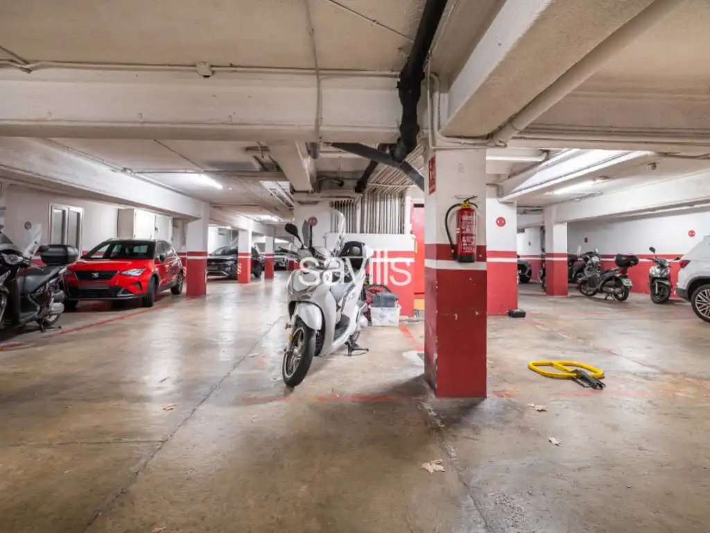 Parking de Apartamento en venta en Barcelona con Balcón