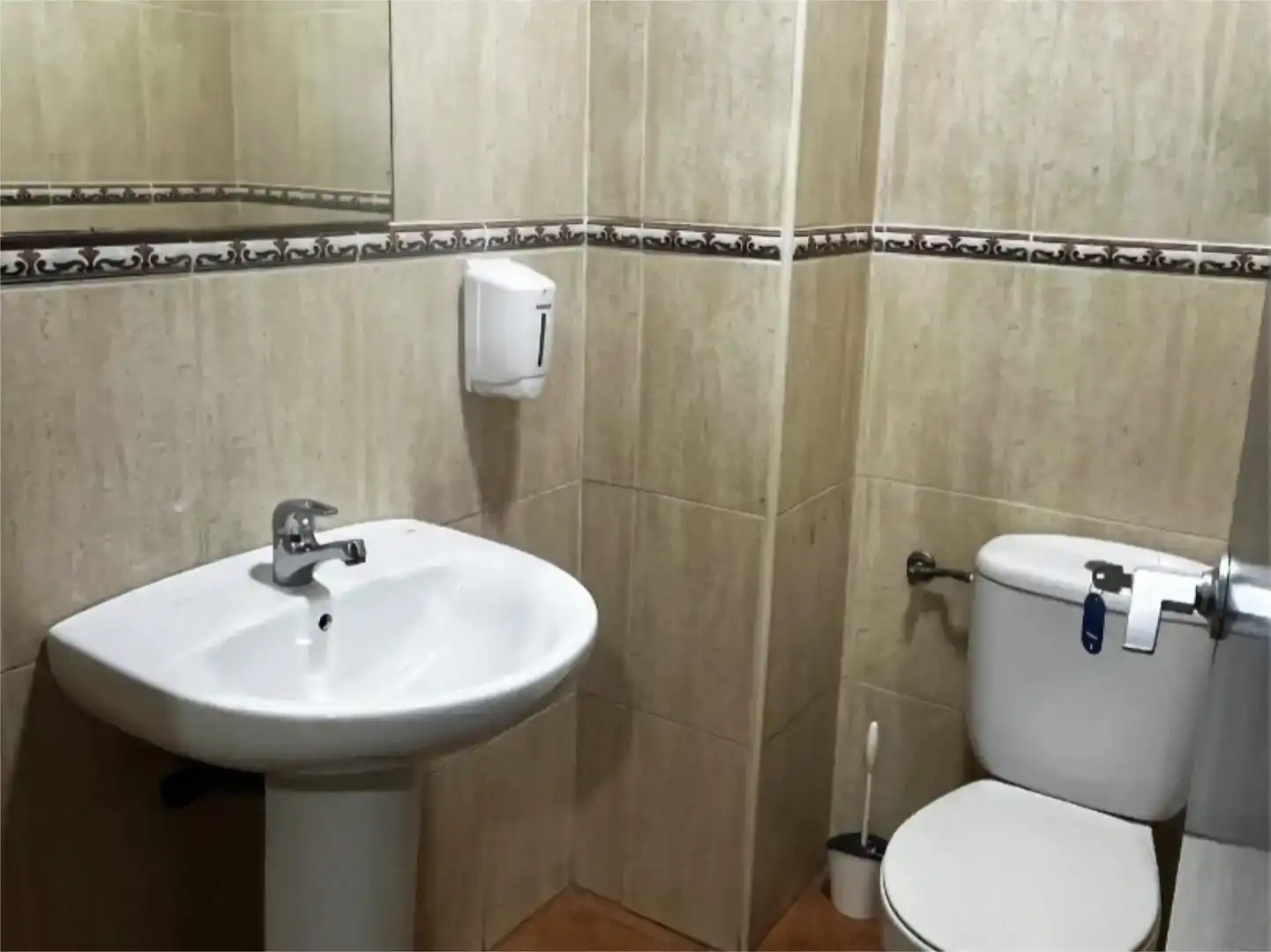 Badezimmer von Geschaftsraum zur Miete in Linares mit Klimaanlage und Möbliert