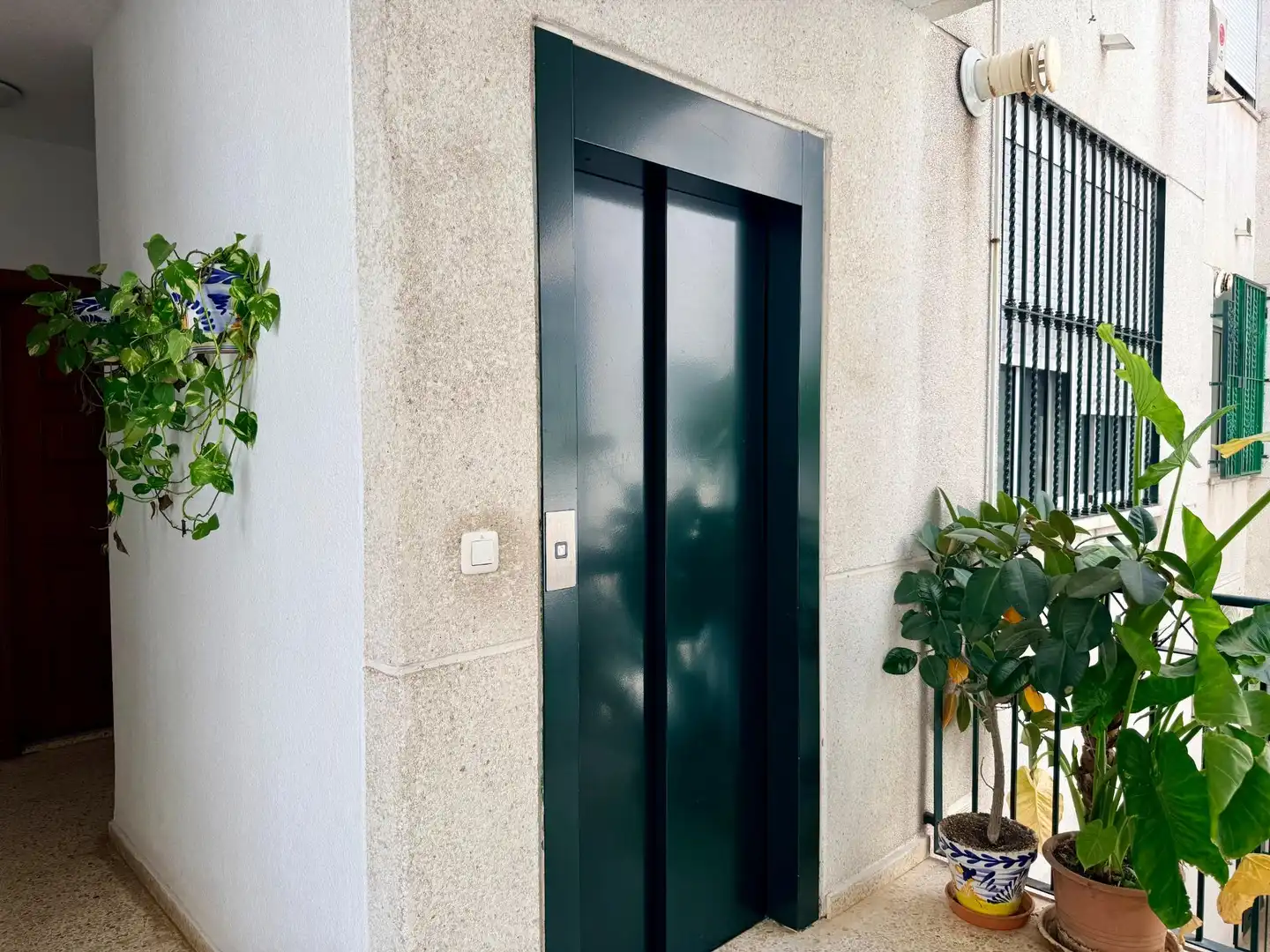 Wohnung zum Verkauf in Sevilla mit Klimaanlage, Terrasse und Balkon