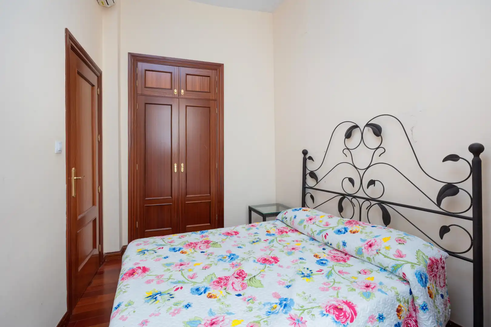 Bedroom of Flat for rent in Granada  with Air Conditioner, Heating and Parquet flooring