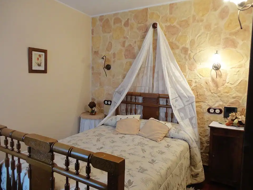 Dormitori de Casa adosada en venda en Riocavado de la Sierra amb Calefacció, Traster i Moblat