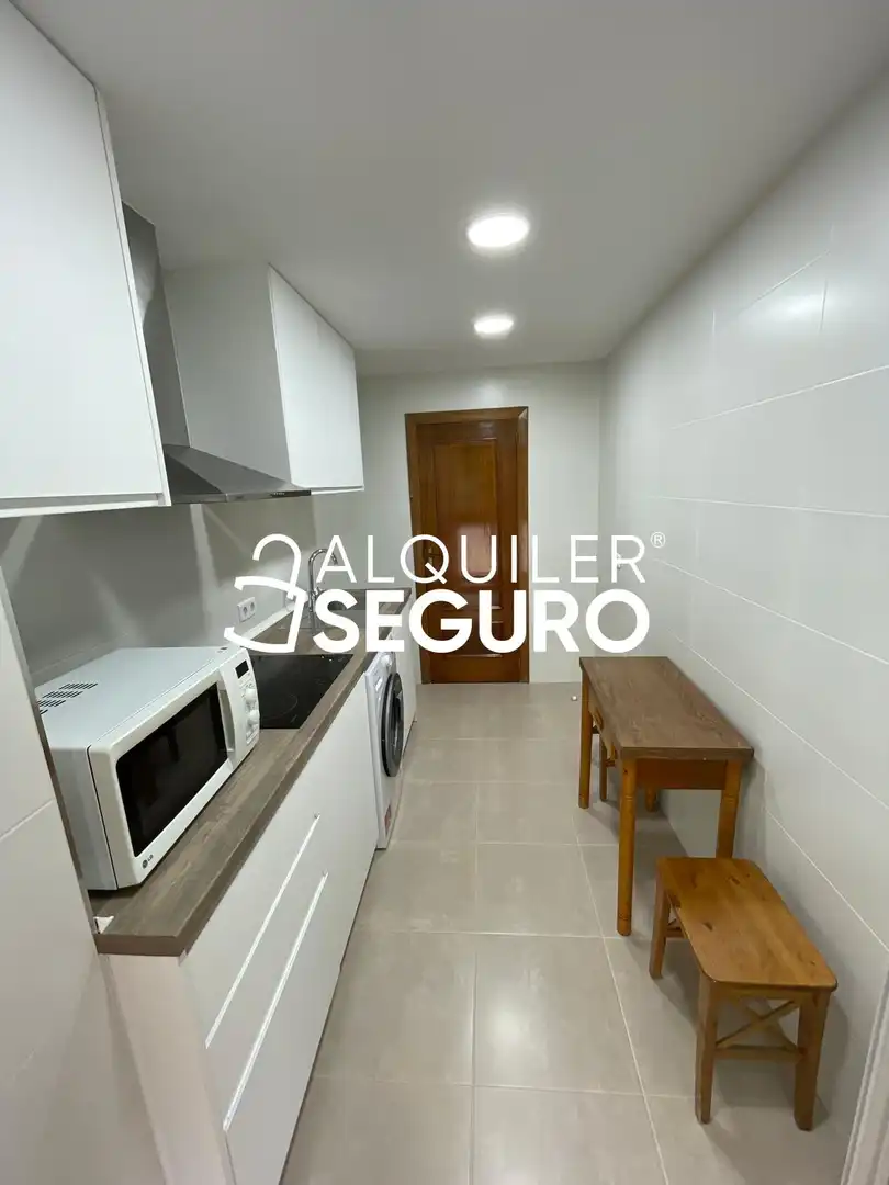 Cuina de Pis de lloguer en Madrid amb Aire condicionat, Calefacció i Moblat