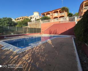 Piscina de Casa adosada en venda en Calafell amb Aire condicionat, Calefacció i Jardí privat