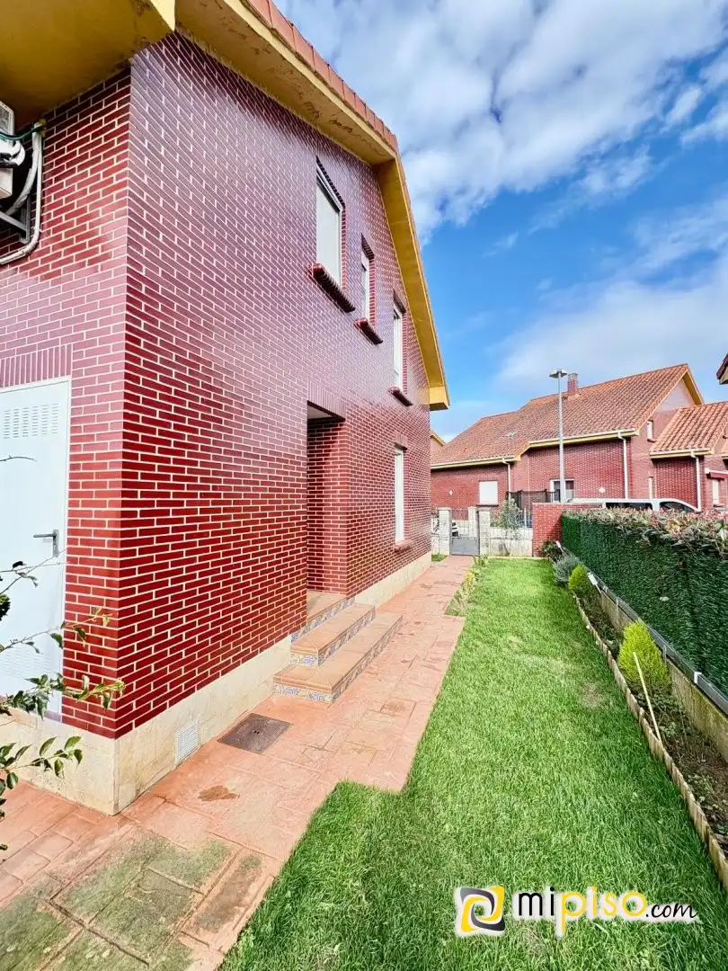 Vista exterior de Casa adosada en venta en Solórzano con Calefacción y Jardín privado