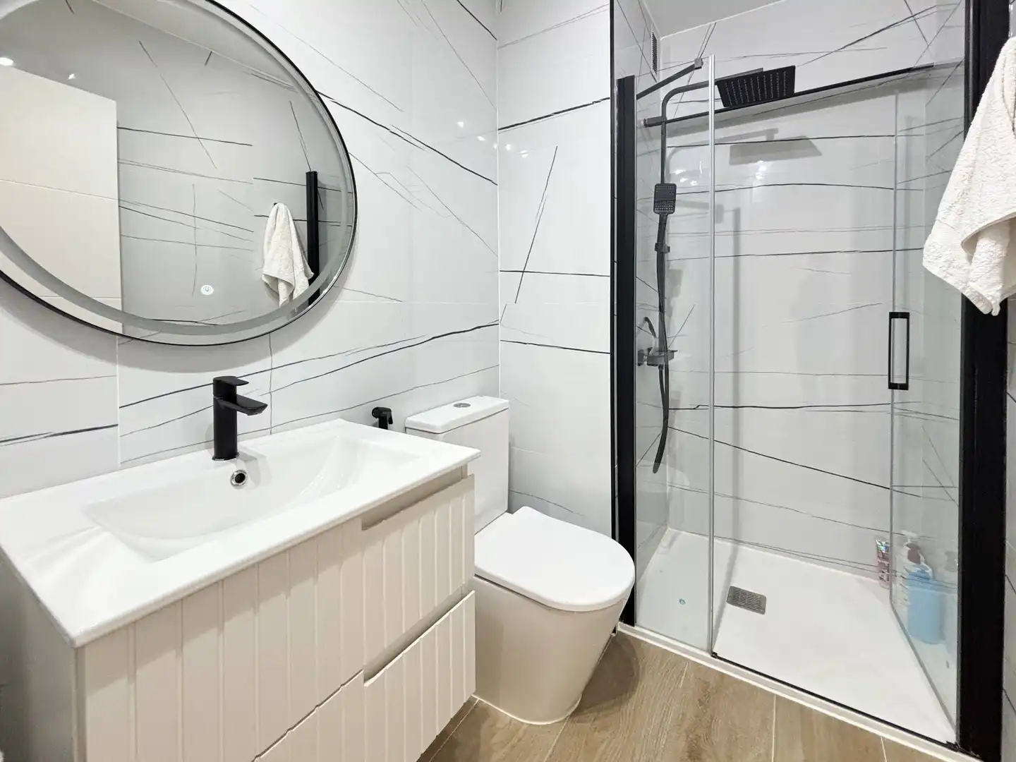 Bathroom of Flat for sale in Valencia  with Air Conditioner, Furnished and Balcony