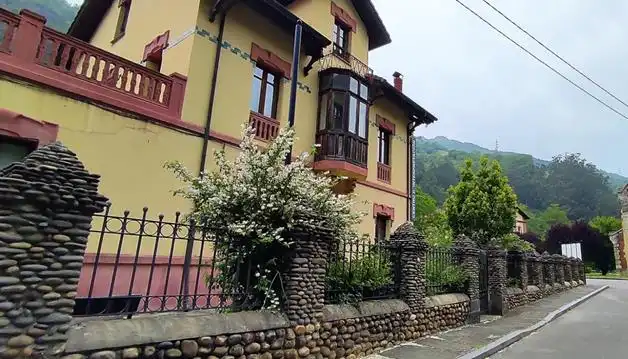 Vista exterior de Casa o xalet en venda en Mieres (Asturias) amb Calefacció, Jardí privat i Terrassa